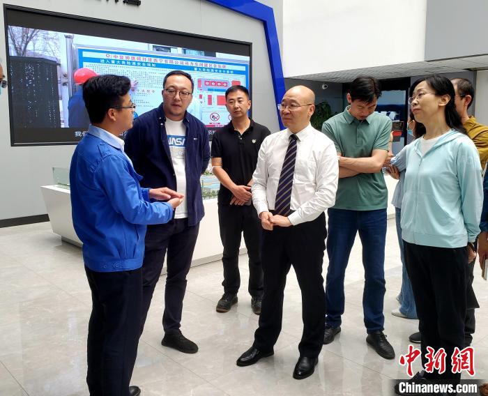 圖為全國政協(xié)委員、農(nóng)工黨青海省委主委王昆(中)在企業(yè)調研?！」鶟M福 供圖