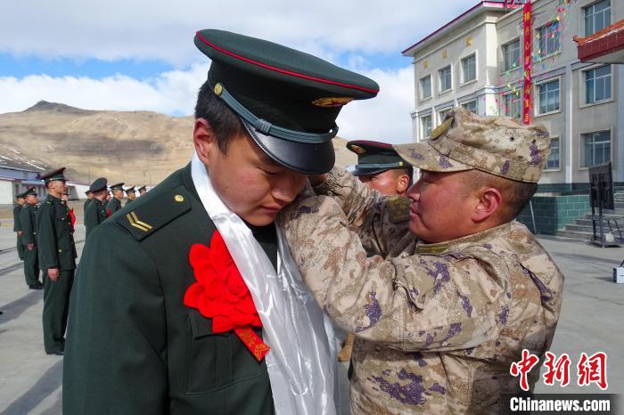 卸下軍銜等標(biāo)識(shí)。　劉俊輝 攝