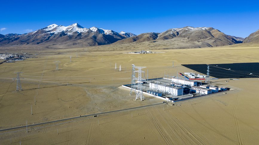 位于海拔4700多米的阿里聯網工程霍爾變電站。
