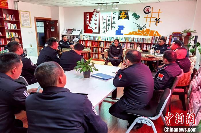 圖為亞?wèn)|出入境邊防檢查站民警與銀行業(yè)務(wù)人員進(jìn)行金融知識(shí)深入交流?！『?攝