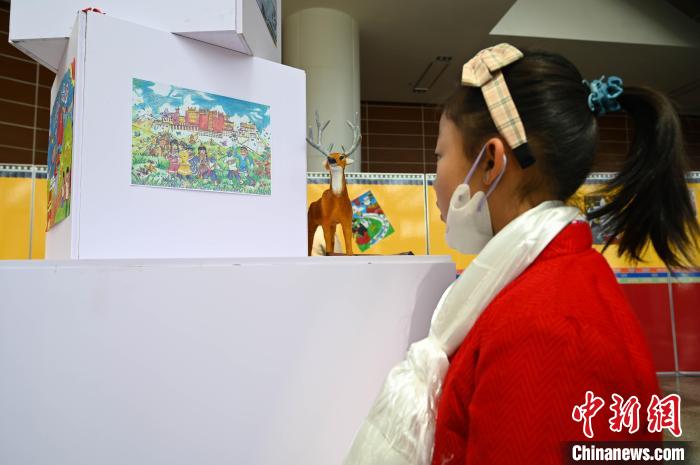 圖為學(xué)生參觀(guān)繪畫(huà)展?！≮w朗 攝