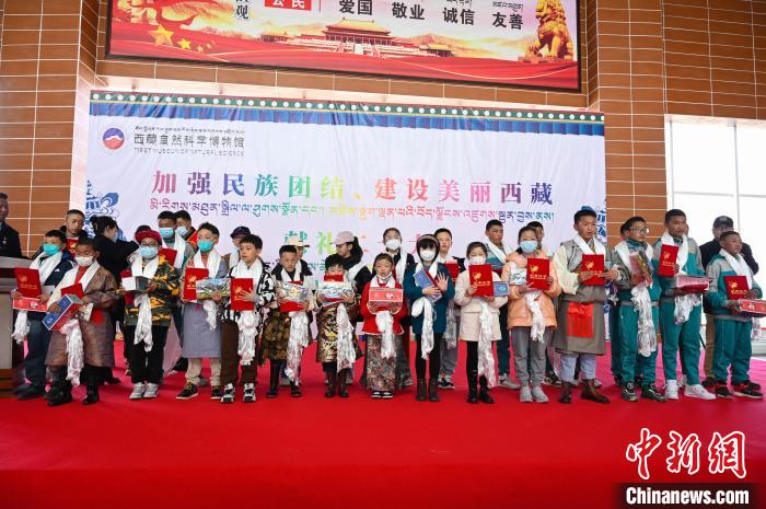 圖為部分獲獎(jiǎng)學(xué)生合影?！≮w朗 攝