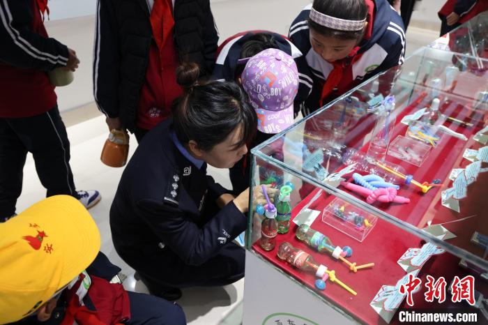 圖為亞?wèn)|邊檢站民警為駐地小學(xué)生開(kāi)展禁毒教育?！『?攝