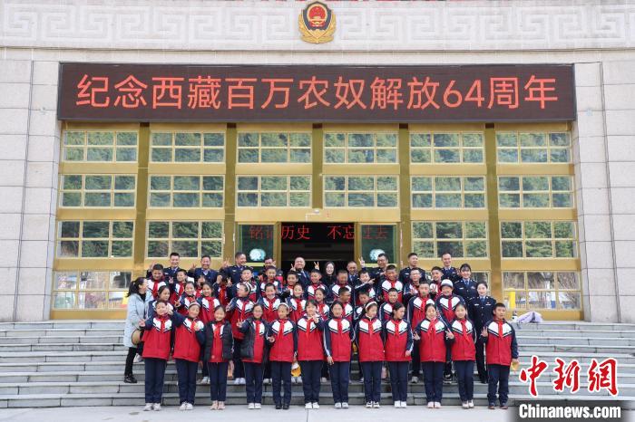 圖為亞?wèn)|邊檢站民警代表與駐地小學(xué)師生代表合影留念?！『?攝