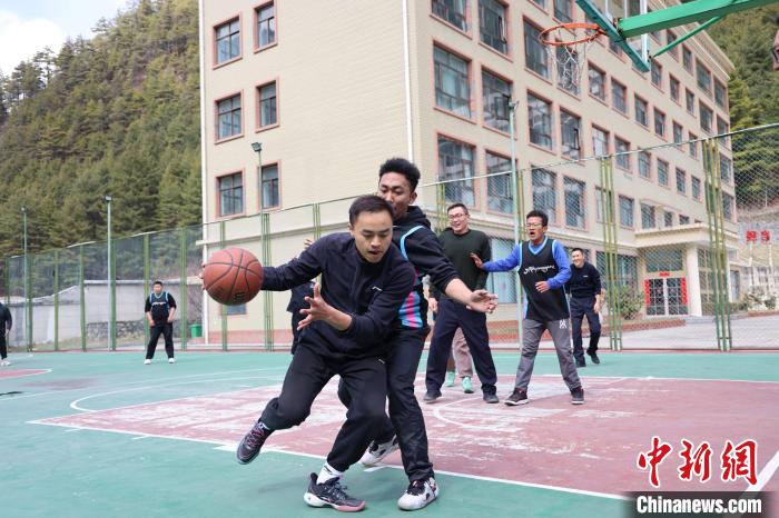 圖為亞?wèn)|邊檢站民警與駐地農(nóng)業(yè)銀行代表開(kāi)展籃球友誼賽?！『?攝