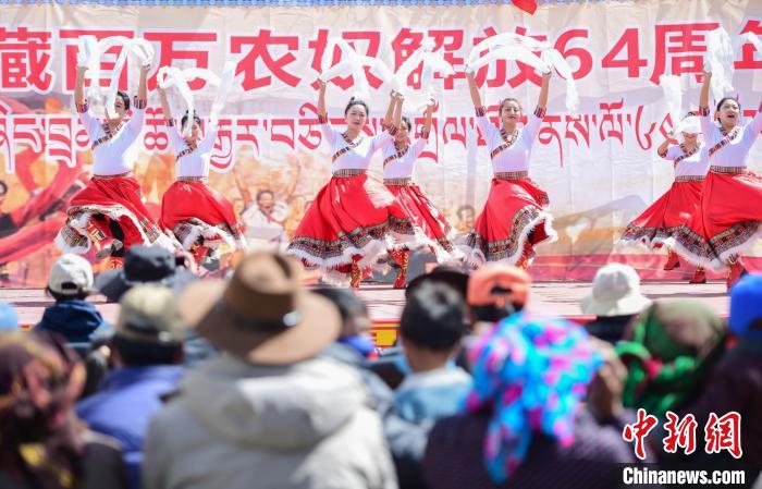 圖為墨竹工卡縣龍珠崗村，文藝演出現(xiàn)場(chǎng)?！∝暩聛?lái)松 攝