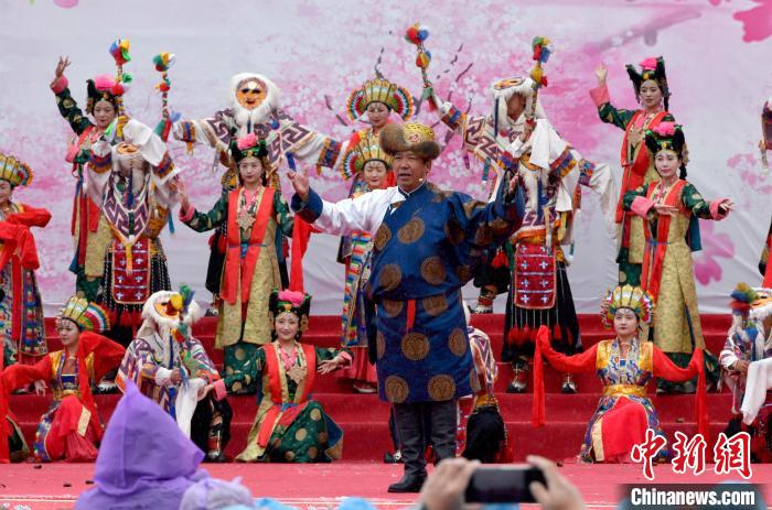 3月28日，西藏林芝第二十屆桃花旅游文化節(jié)開(kāi)幕式上的文藝表演?！±盍?攝