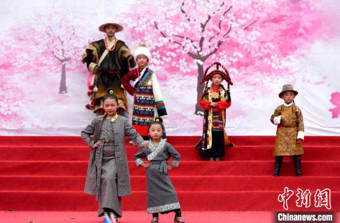 3月28日，西藏林芝第二十屆桃花旅游文化節(jié)開(kāi)幕式上的文藝表演。　李林 攝