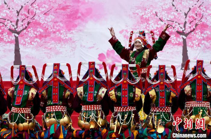 3月28日，西藏林芝第二十屆桃花旅游文化節(jié)開(kāi)幕式上的文藝表演。　李林 攝