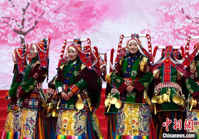 3月28日，西藏林芝第二十屆桃花旅游文化節(jié)開(kāi)幕式上的文藝表演。　李林 攝