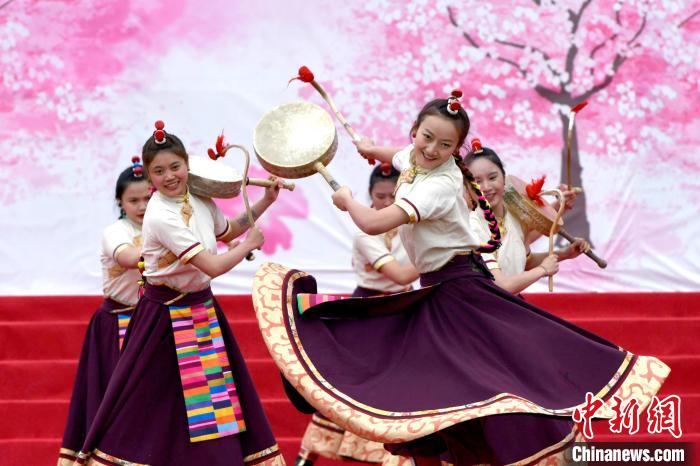 3月28日，西藏林芝第二十屆桃花旅游文化節(jié)開(kāi)幕式上的文藝表演?！±盍?攝