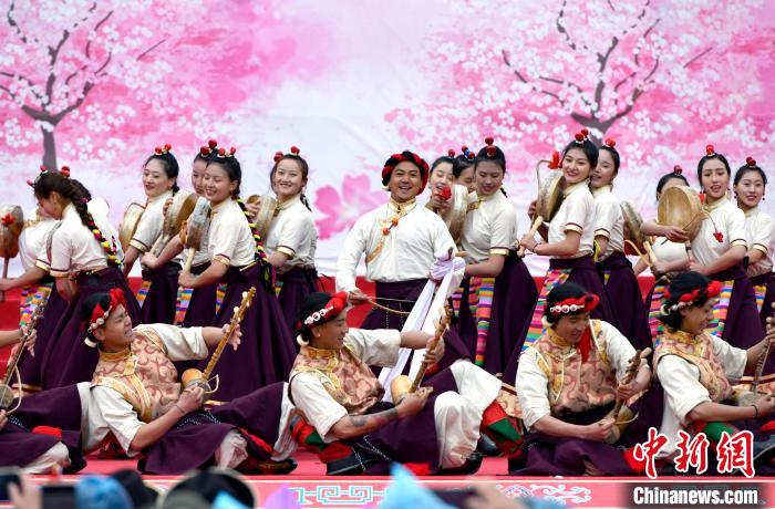 3月28日，西藏林芝第二十屆桃花旅游文化節(jié)開(kāi)幕式上的文藝表演?！±盍?攝