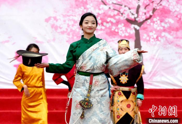 3月28日，西藏林芝第二十屆桃花旅游文化節(jié)開(kāi)幕式上的文藝表演?！±盍?攝