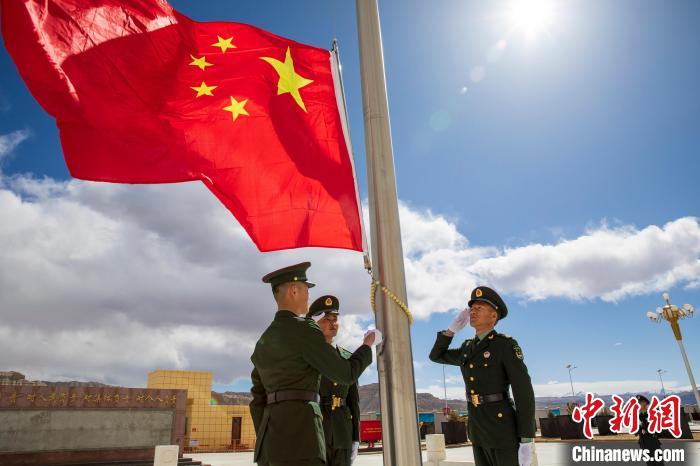 圖為在西藏阿里地區(qū)札達(dá)縣，軍民共同舉行升國(guó)旗儀式，慶祝西藏百萬(wàn)農(nóng)奴解放紀(jì)念日。　劉曉東 攝