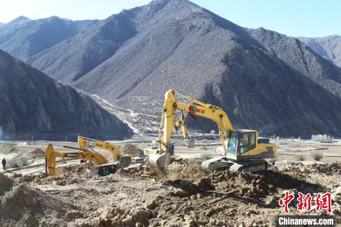 圖為高標準農(nóng)田建設(shè)施工現(xiàn)場。　格桑倫珠 攝