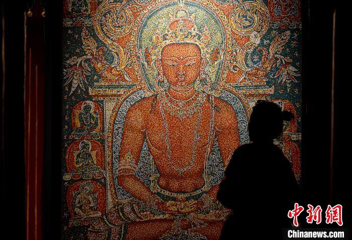 3月31日，觀眾欣賞展覽中的作品?！±盍?攝
