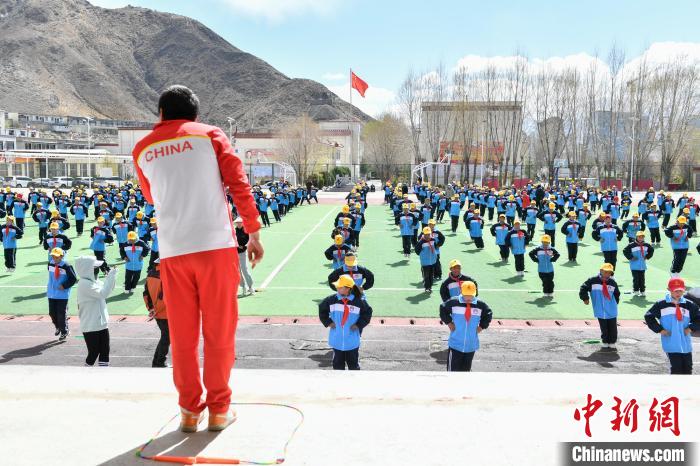 圖為學(xué)生在跳繩教練齊景龍的指導(dǎo)下做準(zhǔn)備運(yùn)動(dòng)?！∝暩聛硭?攝