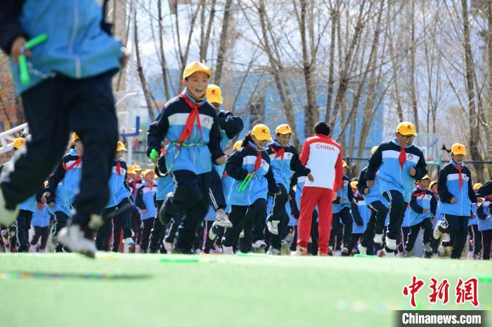 圖為學(xué)生在跳繩教練齊景龍的指導(dǎo)下做準(zhǔn)備運(yùn)動(dòng)?！∝暩聛硭?攝