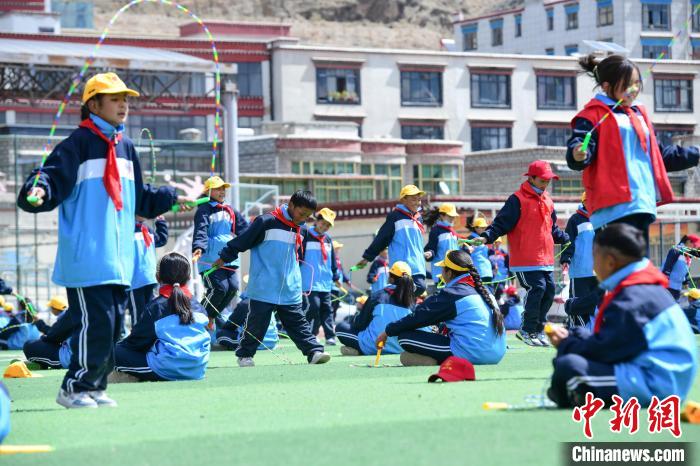 圖為學(xué)生正在練習(xí)跳繩?！∝暩聛硭?攝