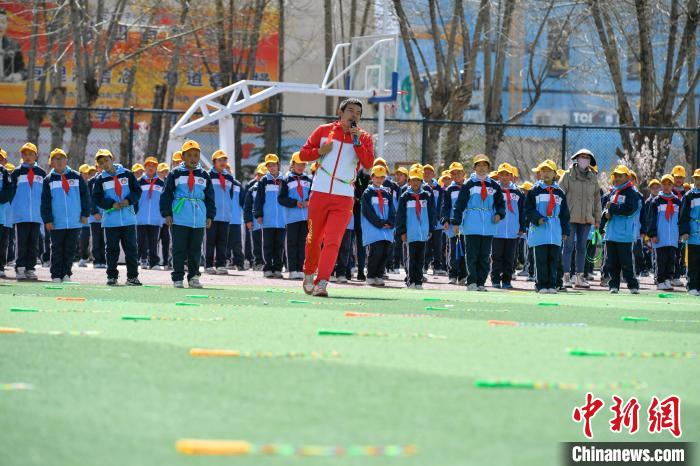 圖為學(xué)生在跳繩教練齊景龍的指導(dǎo)下做準(zhǔn)備運(yùn)動(dòng)?！∝暩聛硭?攝