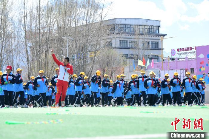 圖為學(xué)生在跳繩教練齊景龍的指導(dǎo)下做準(zhǔn)備運(yùn)動(dòng)?！∝暩聛硭?攝