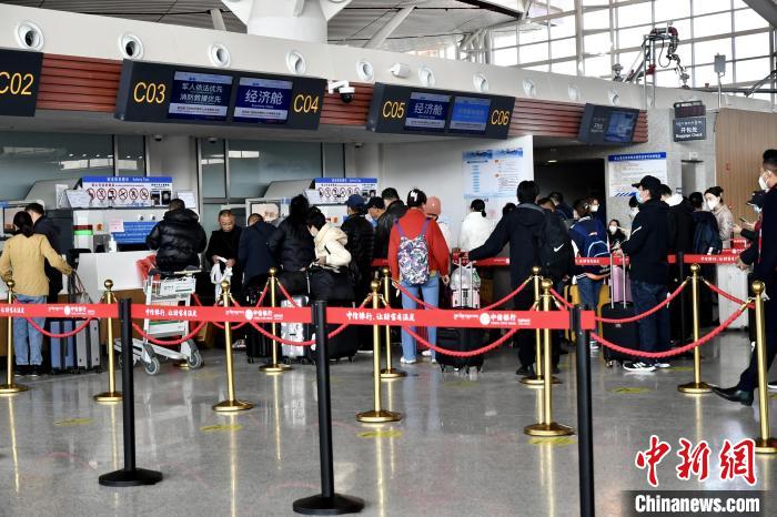 圖為旅客辦理登機(jī)手續(xù)。　周航 攝
