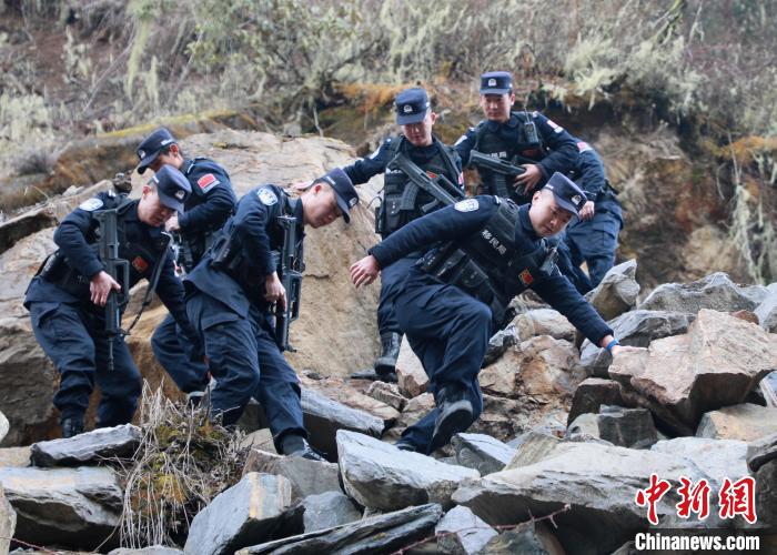 山南邊境管理支隊(duì)玉麥邊境派出所民警在邊境巡邏途中穿過(guò)亂石區(qū)。　鄭琦山 攝