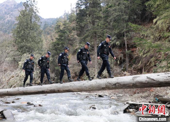 山南邊境管理支隊(duì)玉麥邊境派出所民警邊境巡邏途中走過(guò)河道上“獨(dú)木橋”?！∴嶇?攝