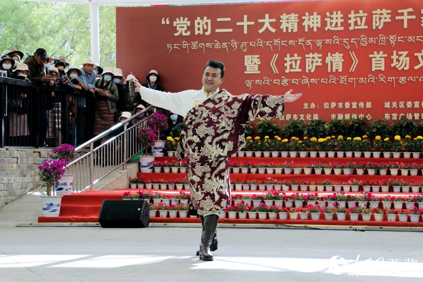 獻唱《夏爾巴》。人民網 次仁羅布攝