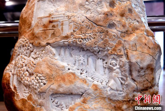 圖為5月16日，展覽中的漢白玉雕作品《猴子變?nèi)恕??！±盍?攝