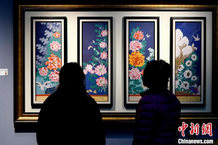 圖為5月16日，觀眾正在欣賞展覽中的新創(chuàng)唐卡作品?！±盍?攝