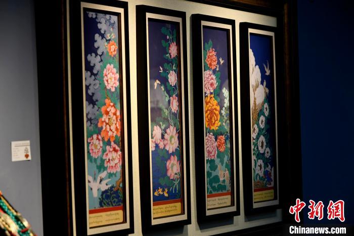 圖為5月16日，展覽中新創(chuàng)唐卡作品《四季花》。　李林 攝