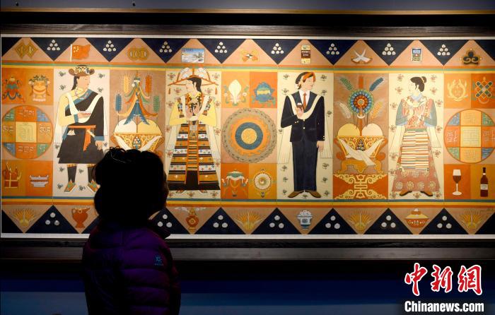 圖為5月16日，觀眾正在欣賞展覽中的新創(chuàng)唐卡作品?！±盍?攝