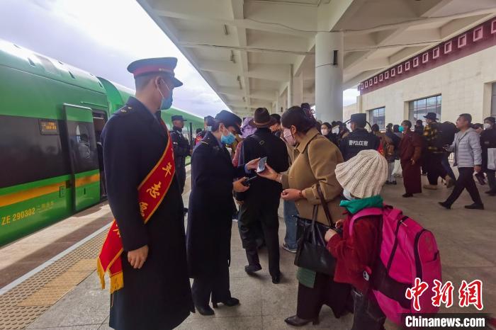 日喀則火車站工作人員引導(dǎo)乘客乘坐高原復(fù)興號?！《飞降?攝
