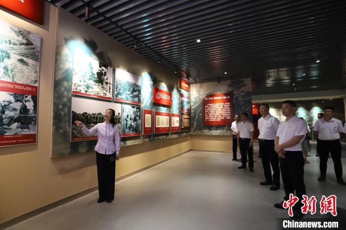 圖為西藏航空一行在臨沂市孟良崮戰(zhàn)役紀(jì)念館開展主題教育活動。　姜博 攝