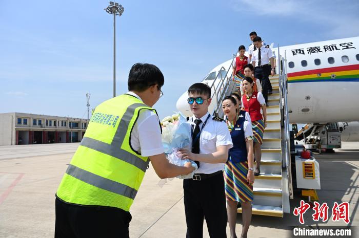 圖為機組順利抵達后獲贈祝賀?！≮w朗 攝