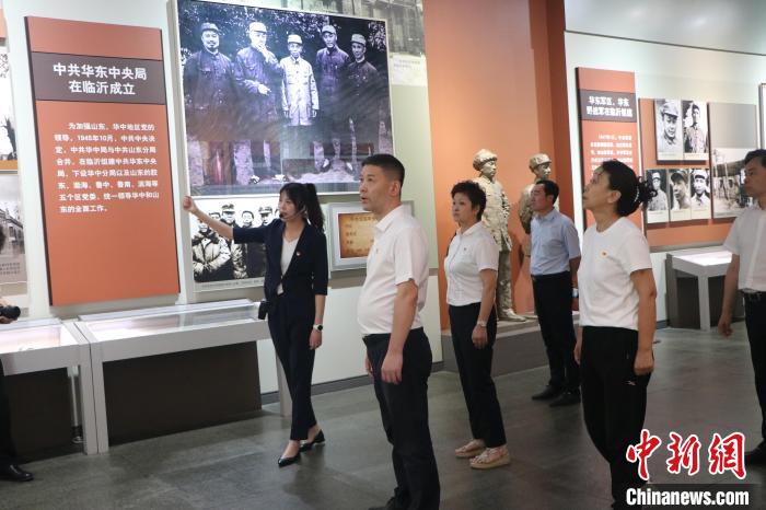 圖為西藏航空一行在臨沂市沂蒙革命紀(jì)念館開展主題教育活動。　姜博 攝