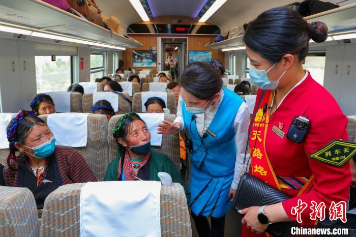 農(nóng)牧民乘坐高原復(fù)興號(hào)動(dòng)車組出行?！≈軔傁?攝