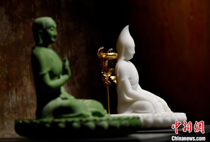圖為展覽中圍繞西藏歷史與傳統(tǒng)創(chuàng)作的雕塑作品?！±盍?攝