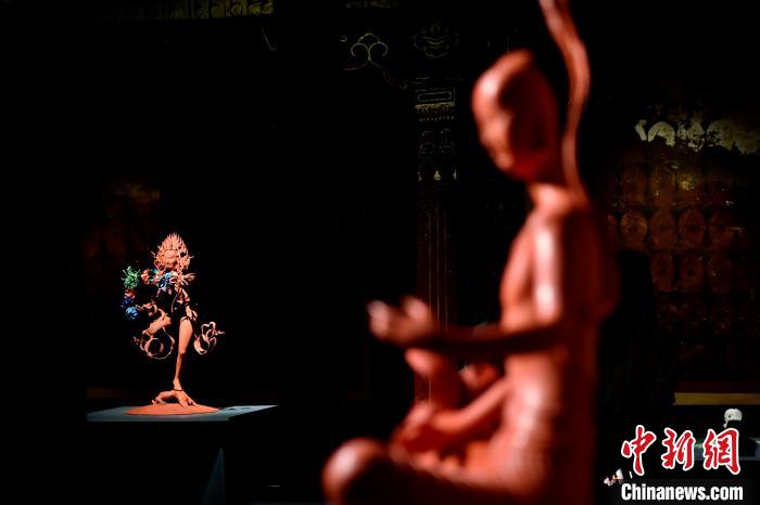 圖為展覽中圍繞西藏歷史與傳統(tǒng)創(chuàng)作的雕塑作品。　李林 攝