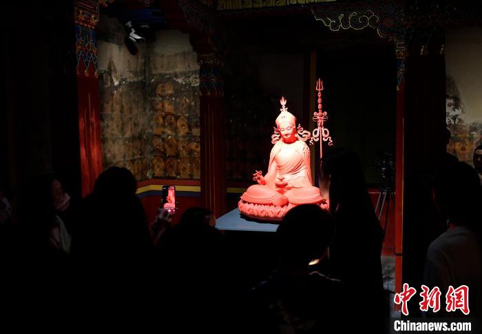 圖為觀眾正在欣賞展覽中的雕塑作品?！±盍?攝