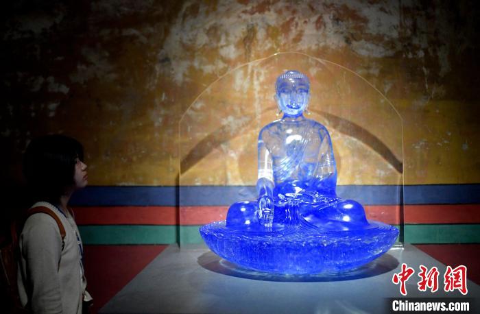 圖為觀眾正在欣賞展覽中的雕塑作品?！±盍?攝