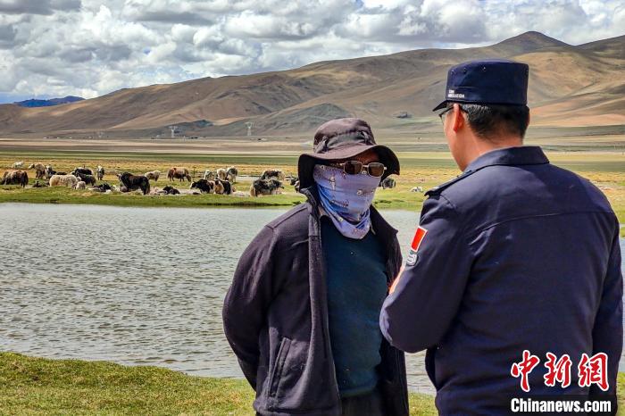 資料圖為民警何宗源在公珠湖了解牧民情況。　龍小鳳 攝