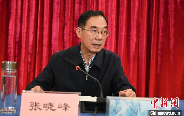 圖為西藏自治區(qū)黨委宣傳部副部長(zhǎng)、西藏廣播電視臺(tái)黨組書(shū)記張曉峰致辭。　趙朗 攝