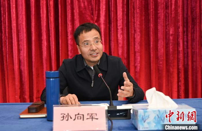 圖為西藏自治區(qū)黨委宣傳部副部長(zhǎng)、自治區(qū)社科院黨組書(shū)記孫向軍主持活動(dòng)?！≮w朗 攝