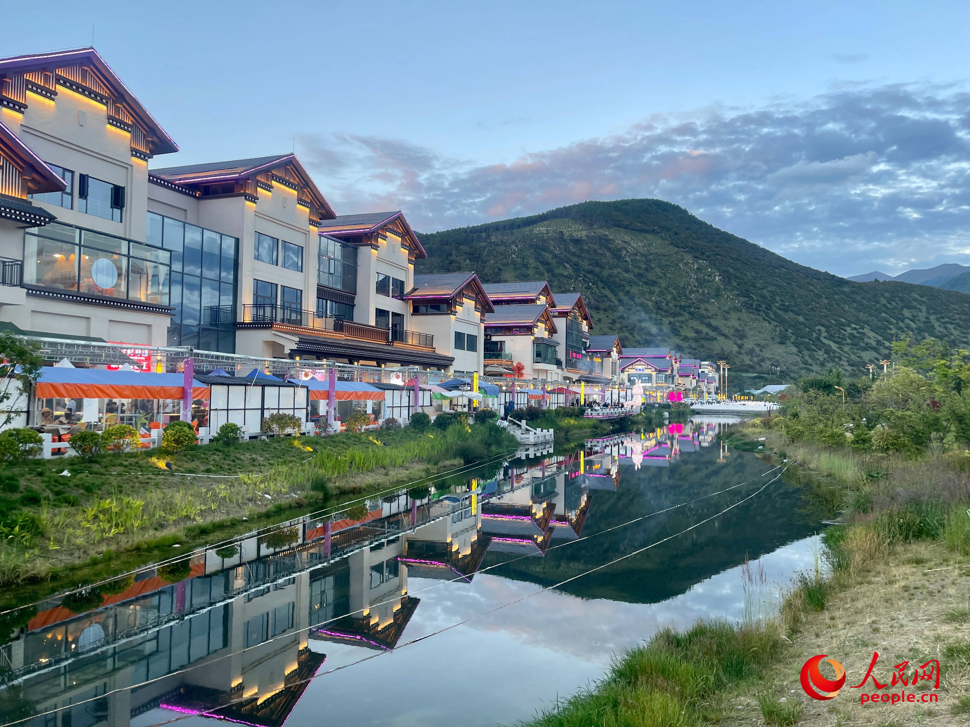 工布公園的一角，風(fēng)景秀麗。人民網(wǎng) 周靜圓攝