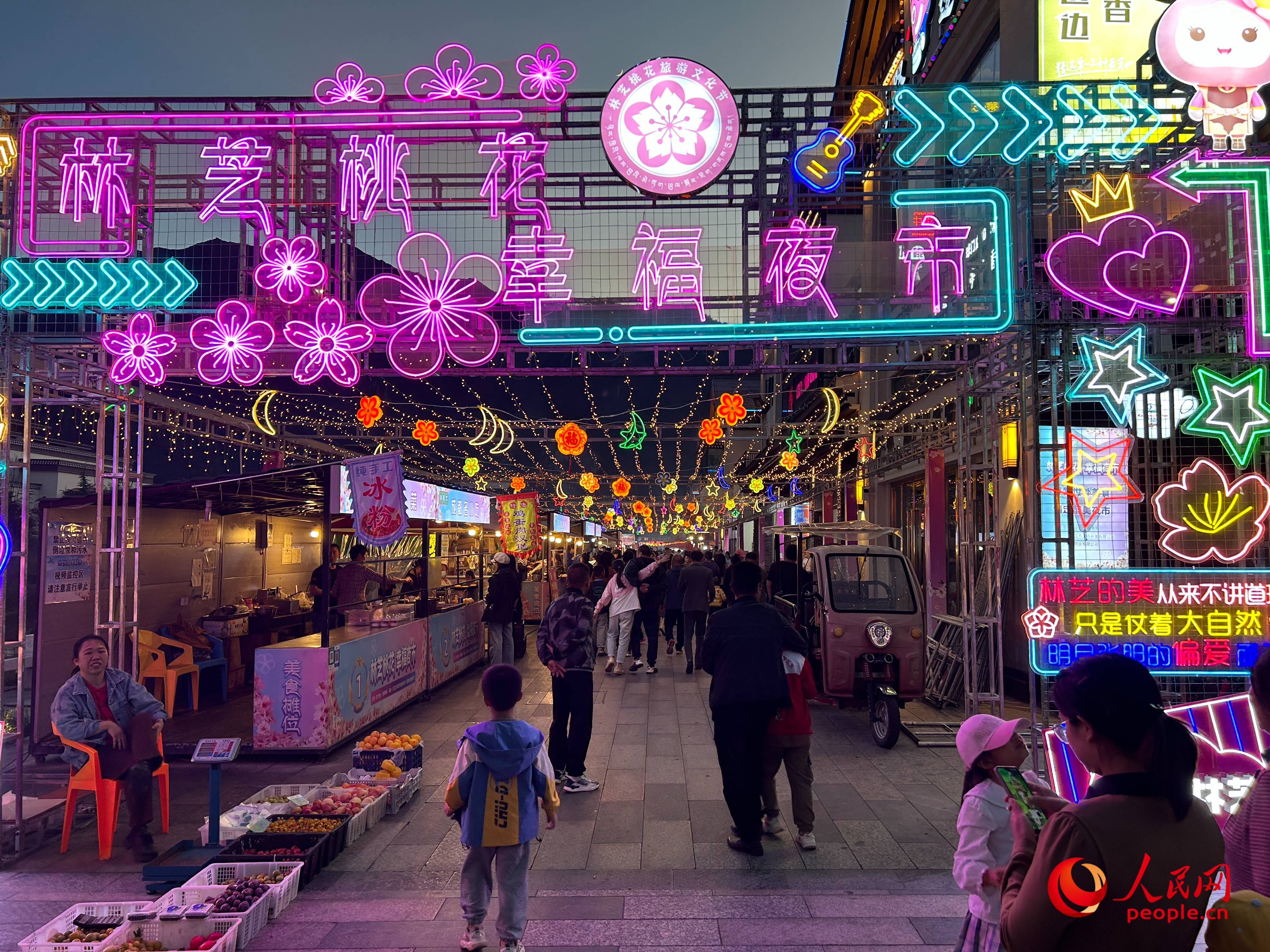 工布公園里的夜市，人來(lái)人往。人民網(wǎng) 周靜圓攝