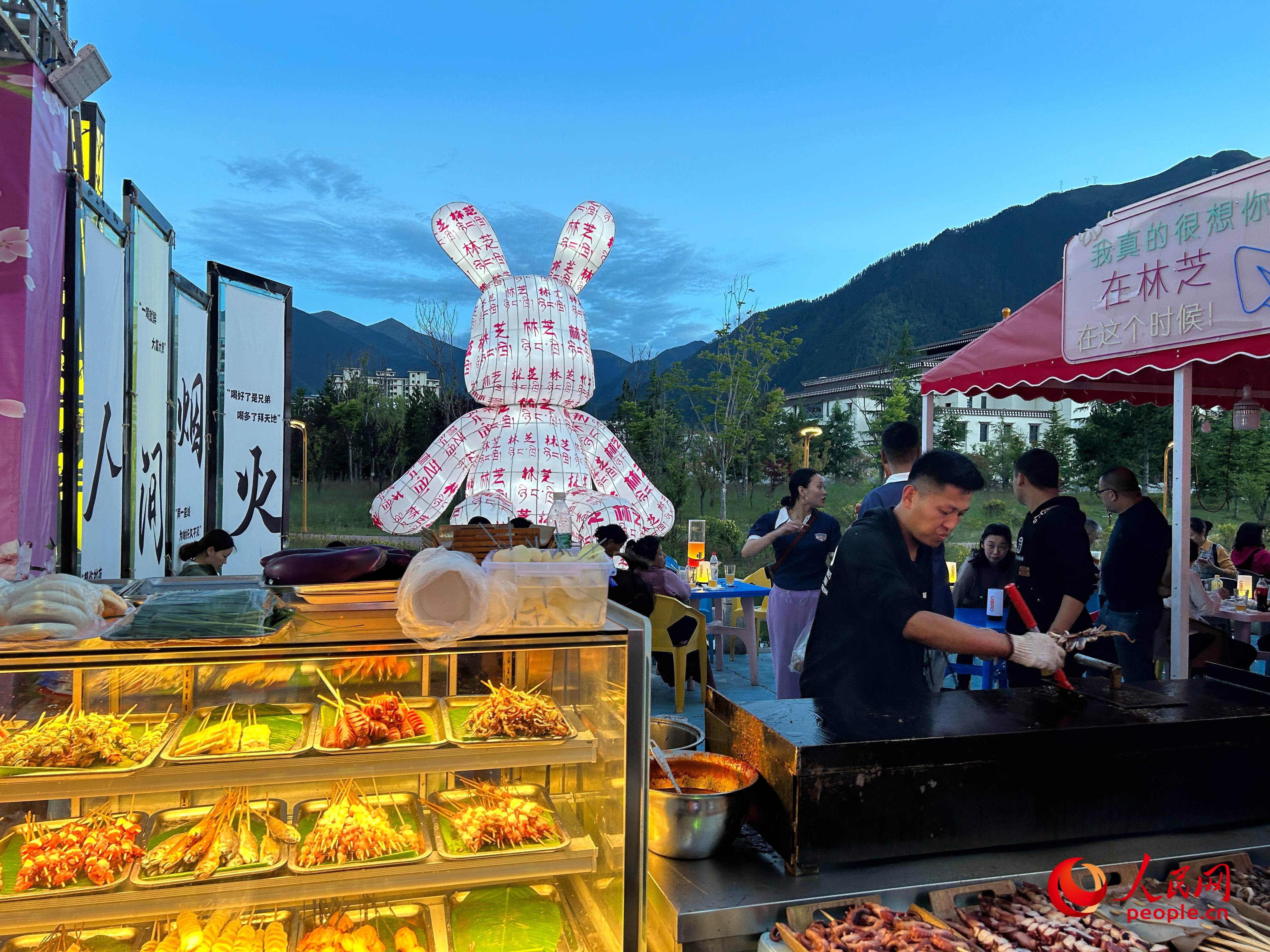工布公園里的夜市，滿滿“煙火氣”。人民網(wǎng) 周靜圓攝