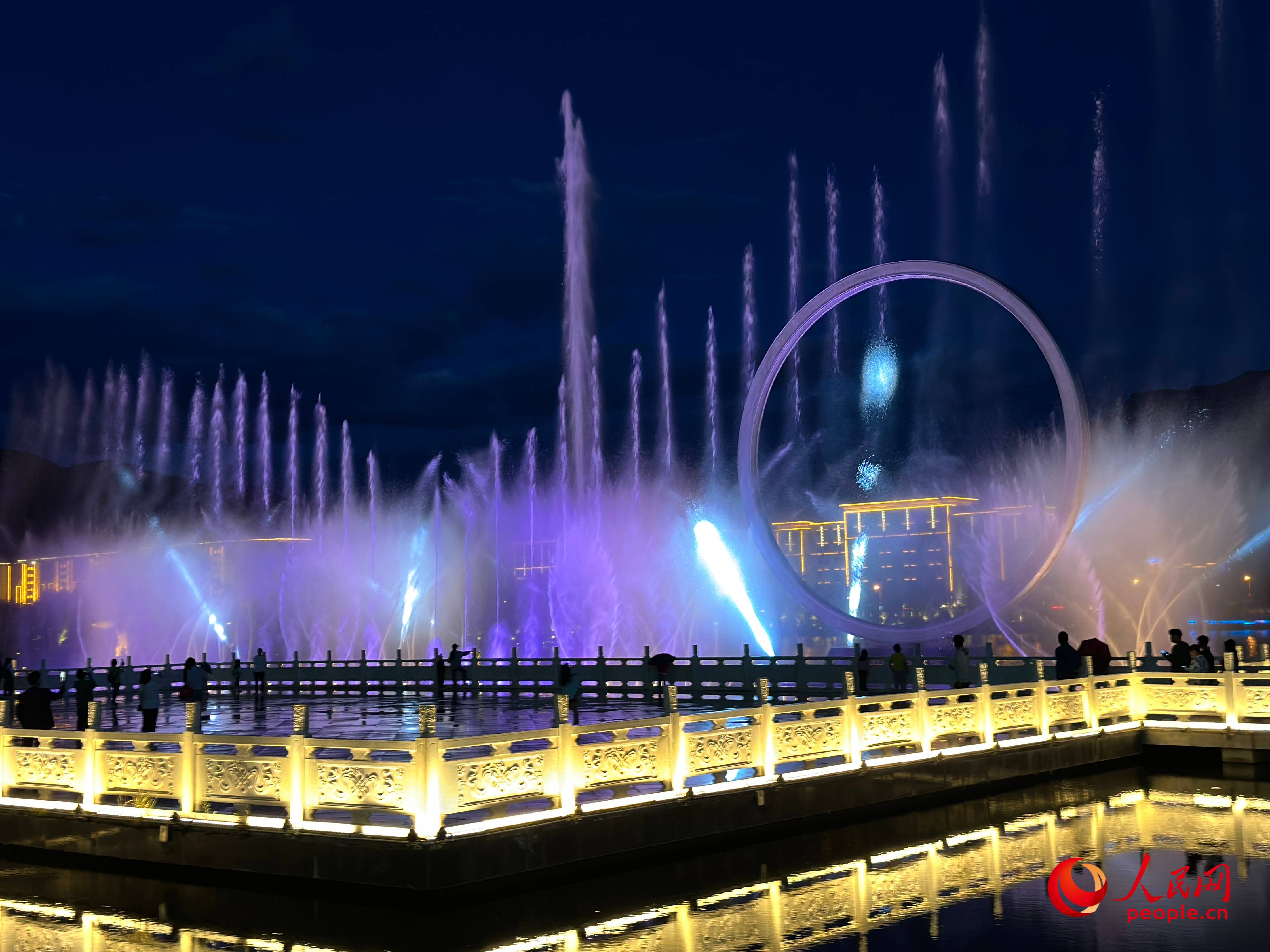 工布公園的音樂(lè)水秀噴泉，吸引市民和游客前來(lái)拍照打卡。人民網(wǎng) 周靜圓攝