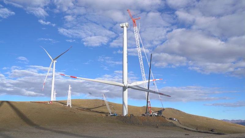 西藏措美哲古風電場首批3.6兆瓦風電機組吊裝。受訪者供圖